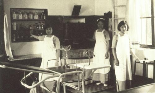德濟醫院護理學校的學生 Students at the Déjì Nursing School