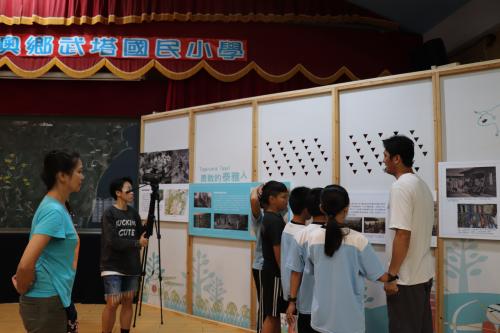 策展團隊記錄Wilang老師訓練武塔國小導覽員過程