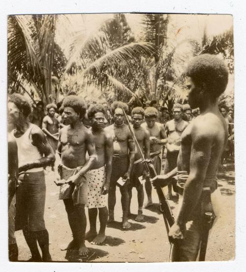 所羅門群島島民向英國殖民官員交稅 Islanders of Solomon Islands Paying Tax to British Colonial Officer