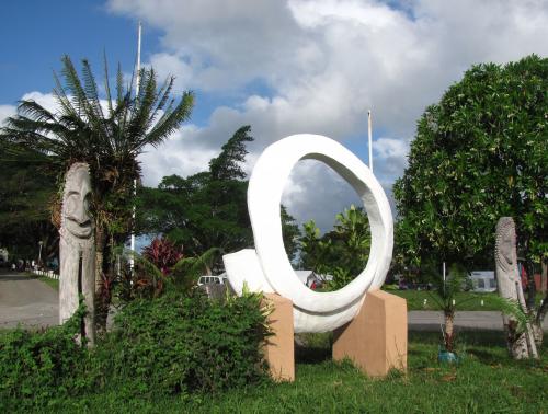 萬那杜國會獠牙紀念碑 Tusk Memorial in front of the Vanuatu Parliament
