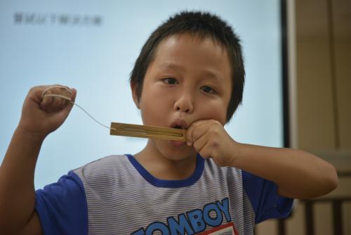博屋瑪國小學生練習竹片單簧口簧琴