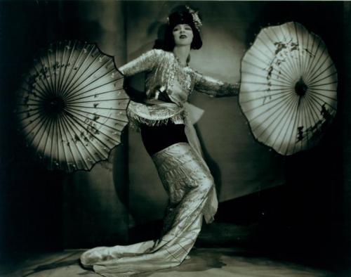 丹尼斯蕭恩舞團團員Ruth St. Denis在《Burma: A Yein Pwe》中的劇照（1923）