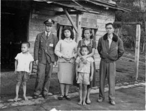 調查人員吳燕和(右一)與村長家族