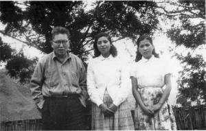 調查人員衛惠林(左一)與部落少女