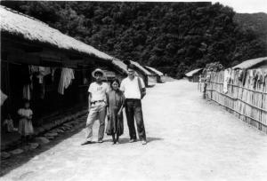 調查人員徐人仁(右一)與村人於仲岳村內屋前合影