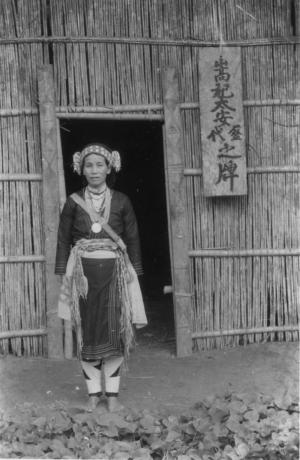 盛裝婦女何肖媽及祖祠